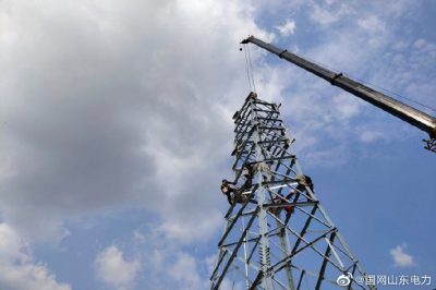 開展上林110千伏線路工程A2號、A6號、B7號鐵塔組立