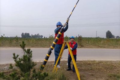 深入田間地頭為配電線路桿塔拉線安裝反光膜、拉線護套