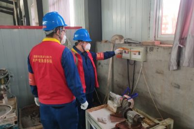 走進企業檢查用電設備，講解安全用電知識