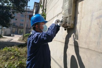 張貼安全用電宣傳展板，確保用戶用電無隱患