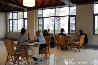 國網重慶綦南供電公司為公司職工開展健康咨詢活動。 ????