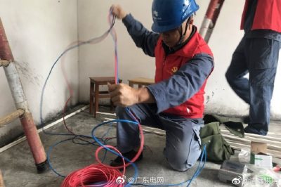 免費為貧困戶裝電表、鋪設安全的室內電線