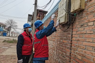 為客戶檢查計量裝置，檢查電表進出線路