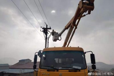 在10千伏奧源線用戶現場進行帶電作業