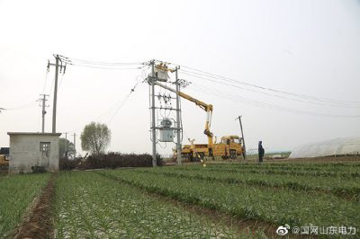 在10千伏岳劉莊線中劉莊臺區對該臺區分支線路進行帶電接火作業