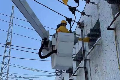 開展上夼線、曹家線、宋家線三條10千伏出線的帶電卡、接火工作