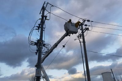 帶電斷接引流線 推進政府工程建設