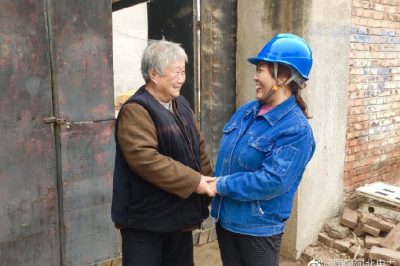 一邊幫助檢查室內用電線路，消除用電隱患