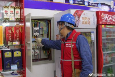 國網海興縣供電公司為村民檢查供暖設備，確保設備運行正常