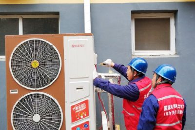 為村民檢查供暖設備，確保設備運行正常