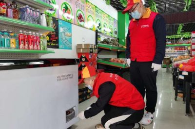 在轄區超市、門店進行安全用電檢查