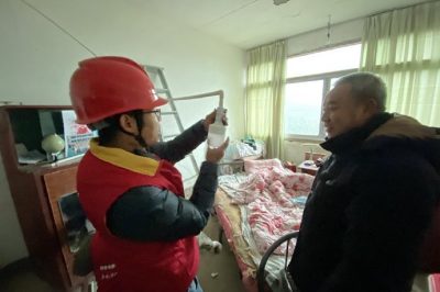 為山區孤寡老人、低保戶檢查家中用電線路，并現場講解安全用電知識