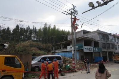 開展10千伏墩頭線電力聯絡線的立桿、放線和智能開關搭接施工