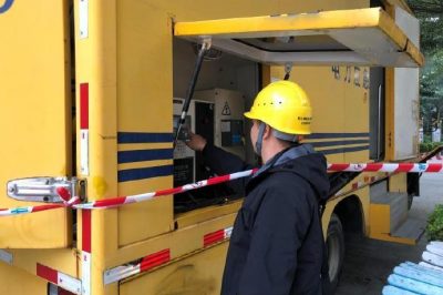 廣東陽江海陵島供電局為馬拉松?！半姟弊o航