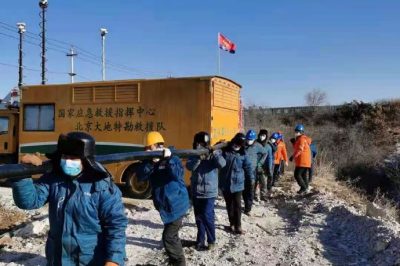 對鉆孔上方10千伏線路進行切改，敷設300米電纜
