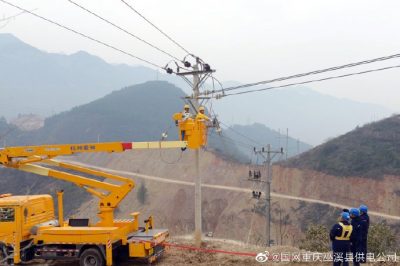 在10千伏鎮弘II回線9號桿上開展帶電搭火作業