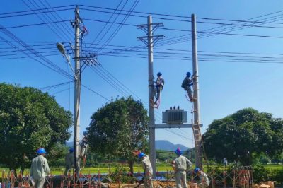 國網通山縣供電公司完成實驗中學畈泥分校新建臺區送電工作